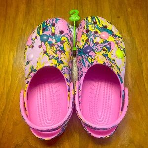 Women’s 7 pink marbled crocs